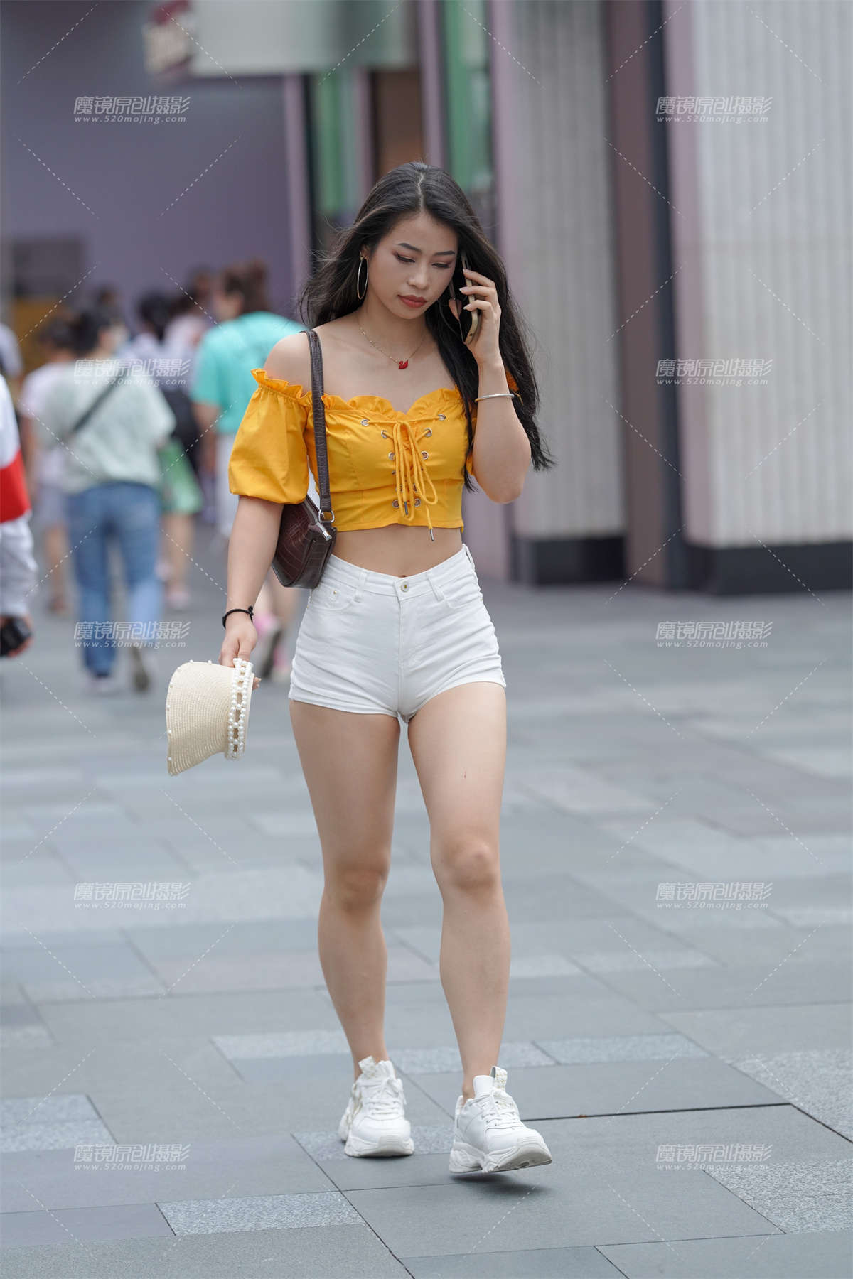 紧致的热裤女孩-日更街拍