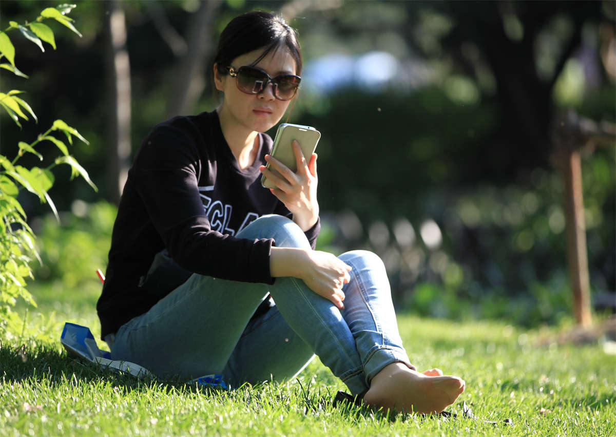 图片[2]-踏青公园街拍系列No.76 墨镜气质少妇的丝足阅读时光-日更街拍