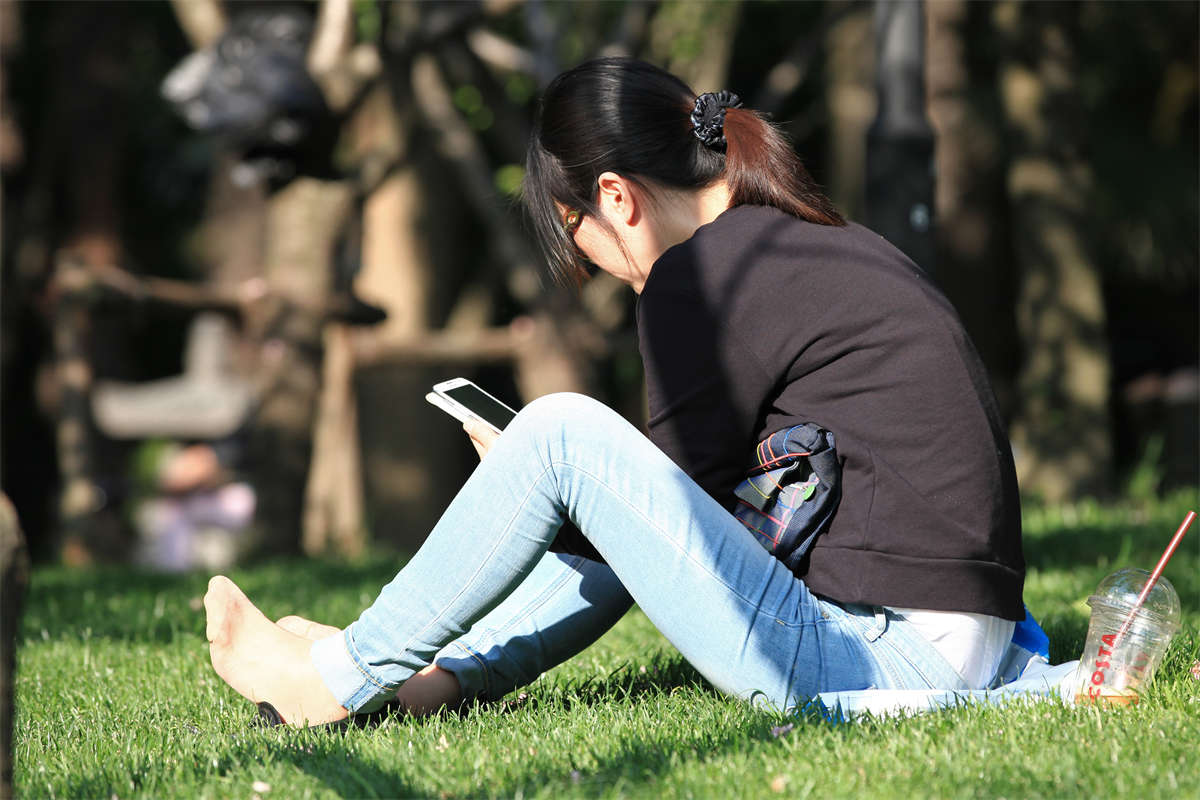 踏青公园街拍系列No.76 墨镜气质少妇的丝足阅读时光-日更街拍