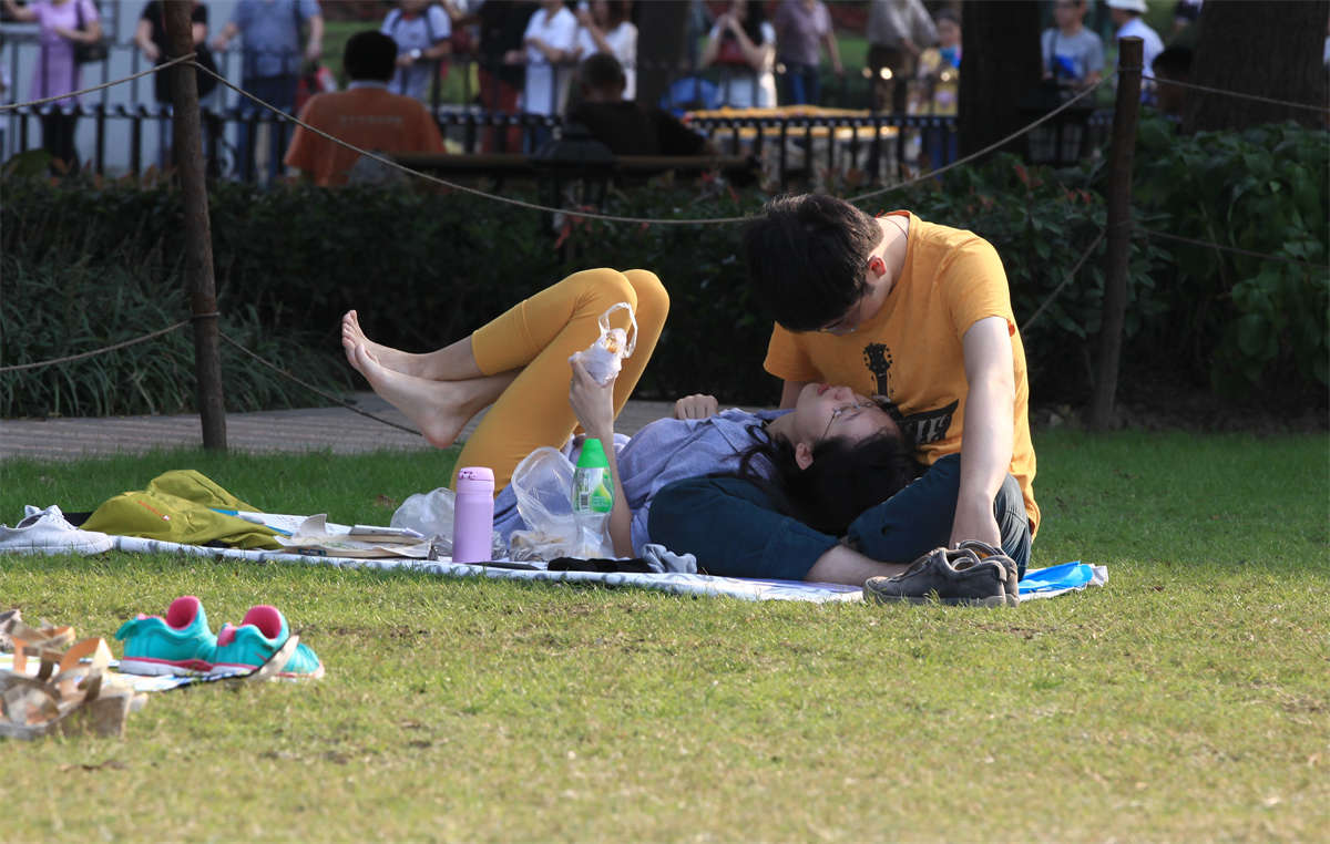 图片[2]-踏青公园街拍系列No.781 清纯学妹的骨感素足，走近才发现脚趾好长-日更街拍