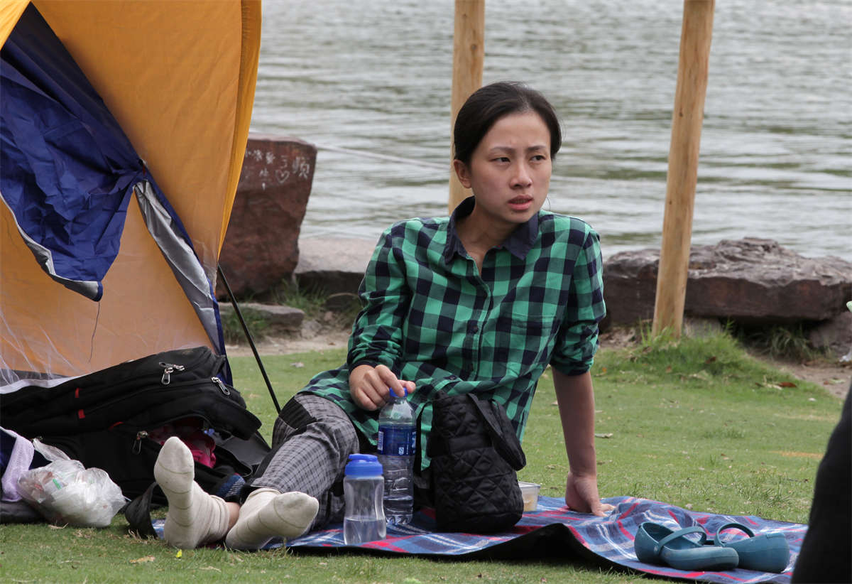 图片[2]-踏青公园街拍系列No.1009 年轻妈妈自带休闲椅，为玉足拍摄提供更多角度-日更街拍