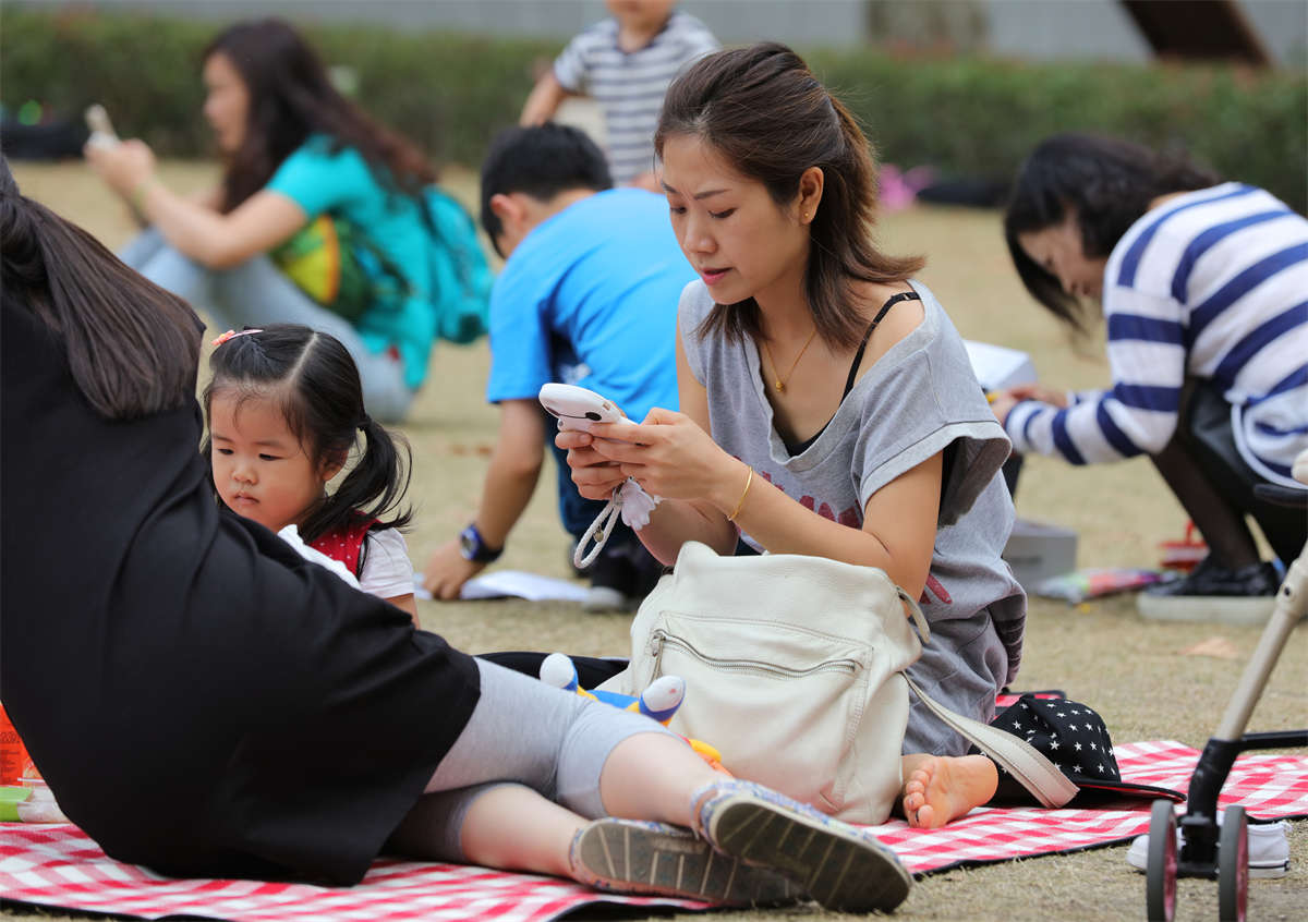 图片[2]-踏青公园街拍系列No.1713 初长成的少女嫩足和两双超性感的少妇纤足同框出镜 第1套-日更街拍