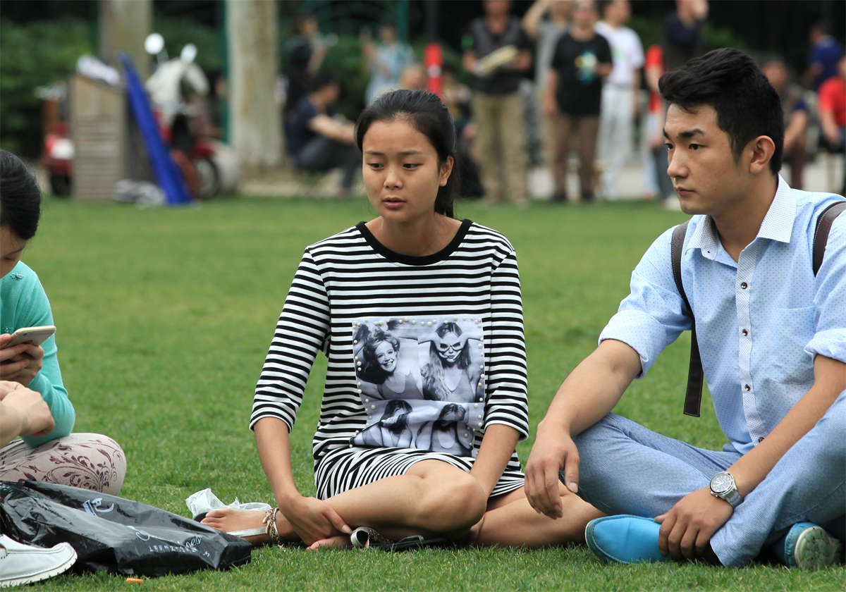 图片[2]-踏青公园街拍系列No.1202 清瘦型女孩最后终于露出一把少女足底-日更街拍