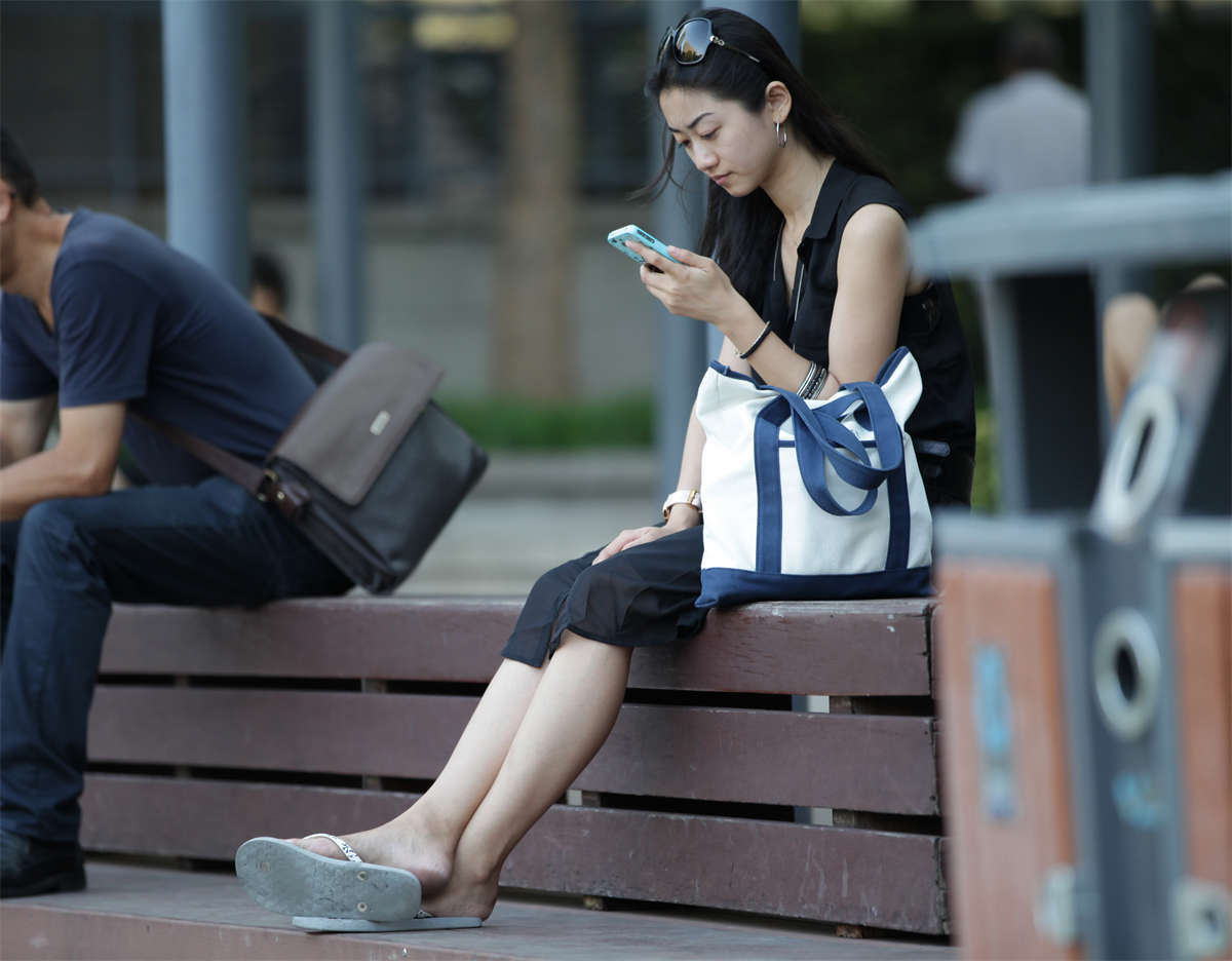 图片[2]-踏青公园街拍系列No.938 校花还是女神？反正这双二趾长玉足都让你看个够了-日更街拍