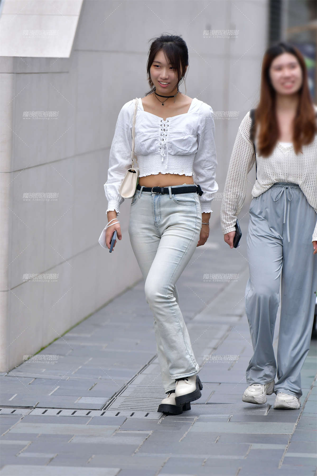 ★浅色牛仔裤美女-日更街拍