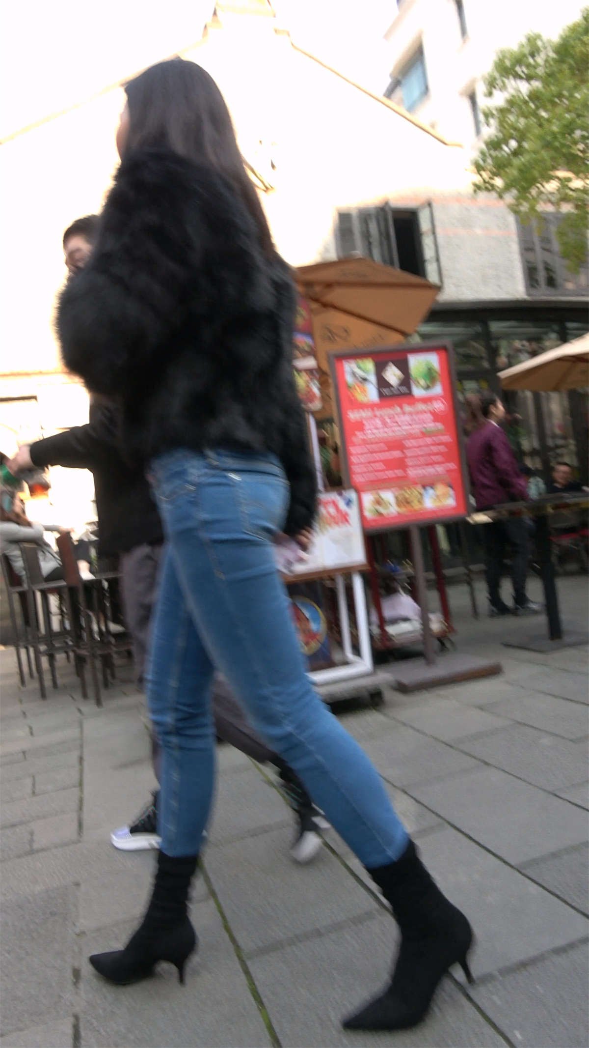牛仔裤高挑性感御姐范美女-日更街拍