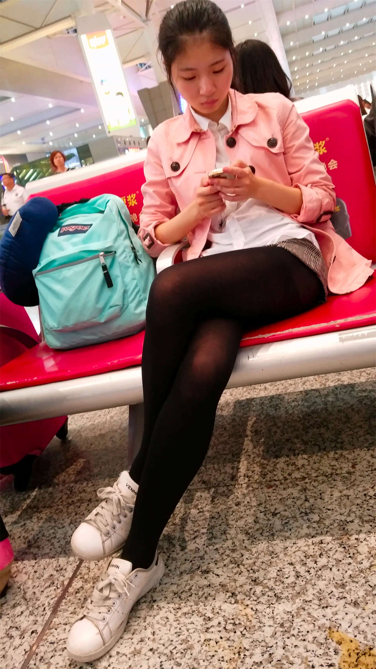 车站候车的黑色丝袜性感长腿短裤清纯妹子-日更街拍