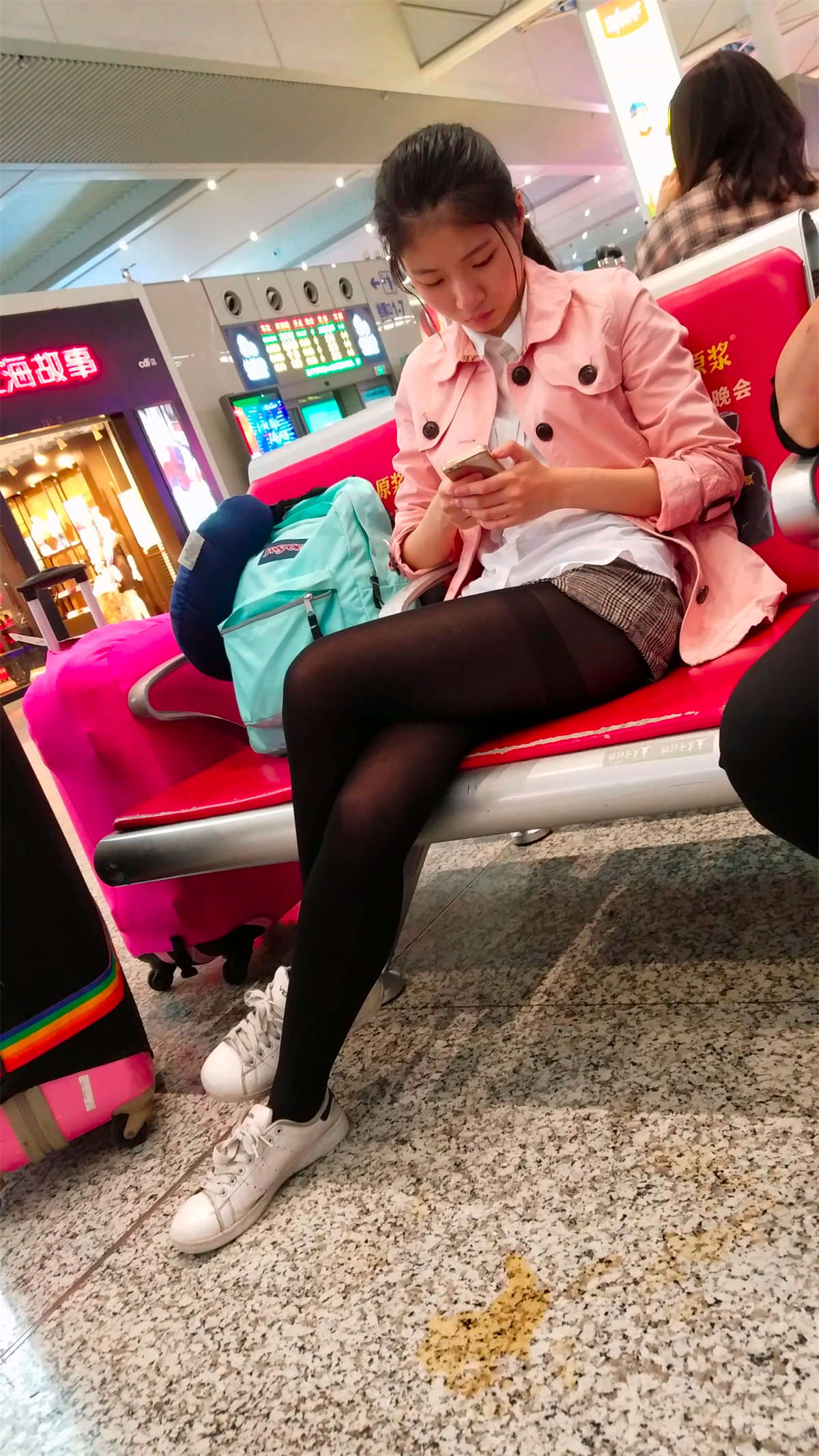 图片[2]-车站候车的黑色丝袜性感长腿短裤清纯妹子-日更街拍