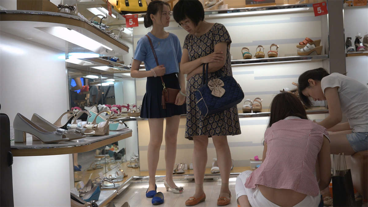 图片[2]-和妈妈一起逛商场的美女-日更街拍