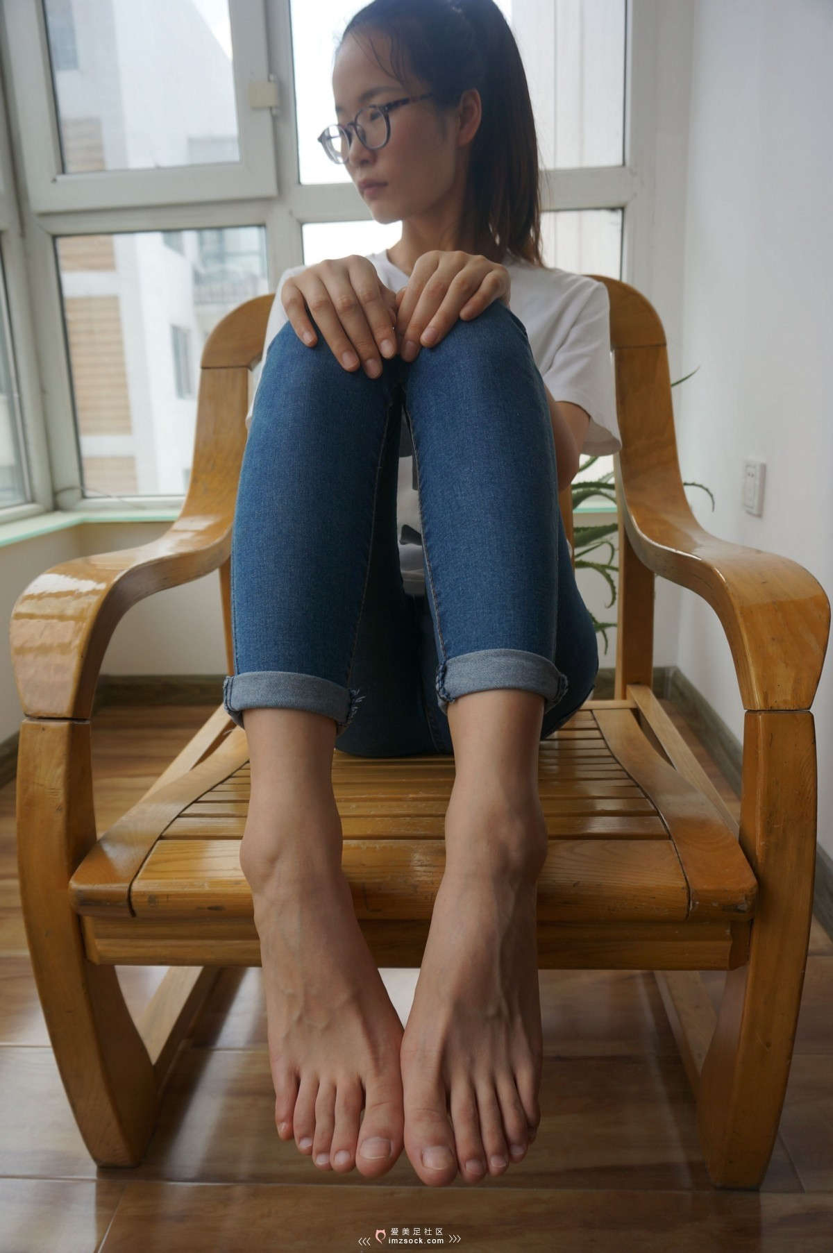 图片[2]-MZSOCK-2018 No.129 眼镜小妹 裸足足底秀-日更街拍