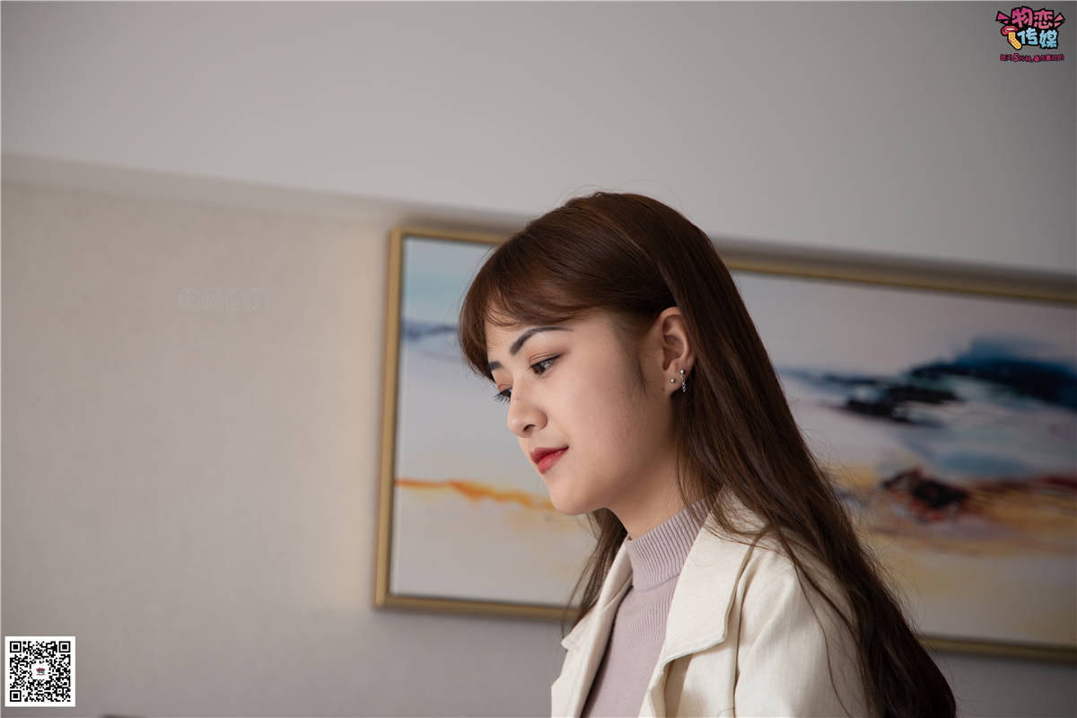 物恋传媒No.065期：苏贝-温柔格子裙，床上秀袜-日更街拍