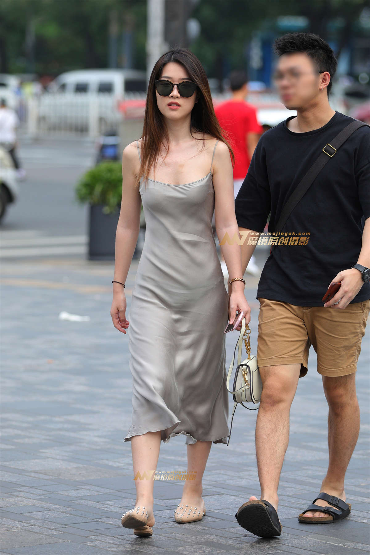 【视觉冲击赛帖】贴身小吊带裙，魅力女友-日更街拍