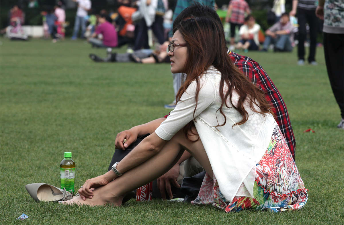 图片[2]-踏青公园街拍系列No.77 美女秀足，无挡超薄长丝倾情展示-日更街拍