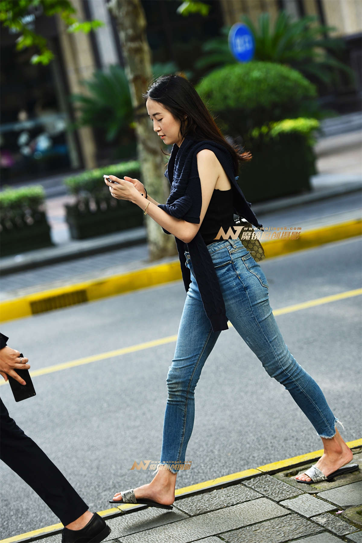紧身牛仔俏身材-日更街拍