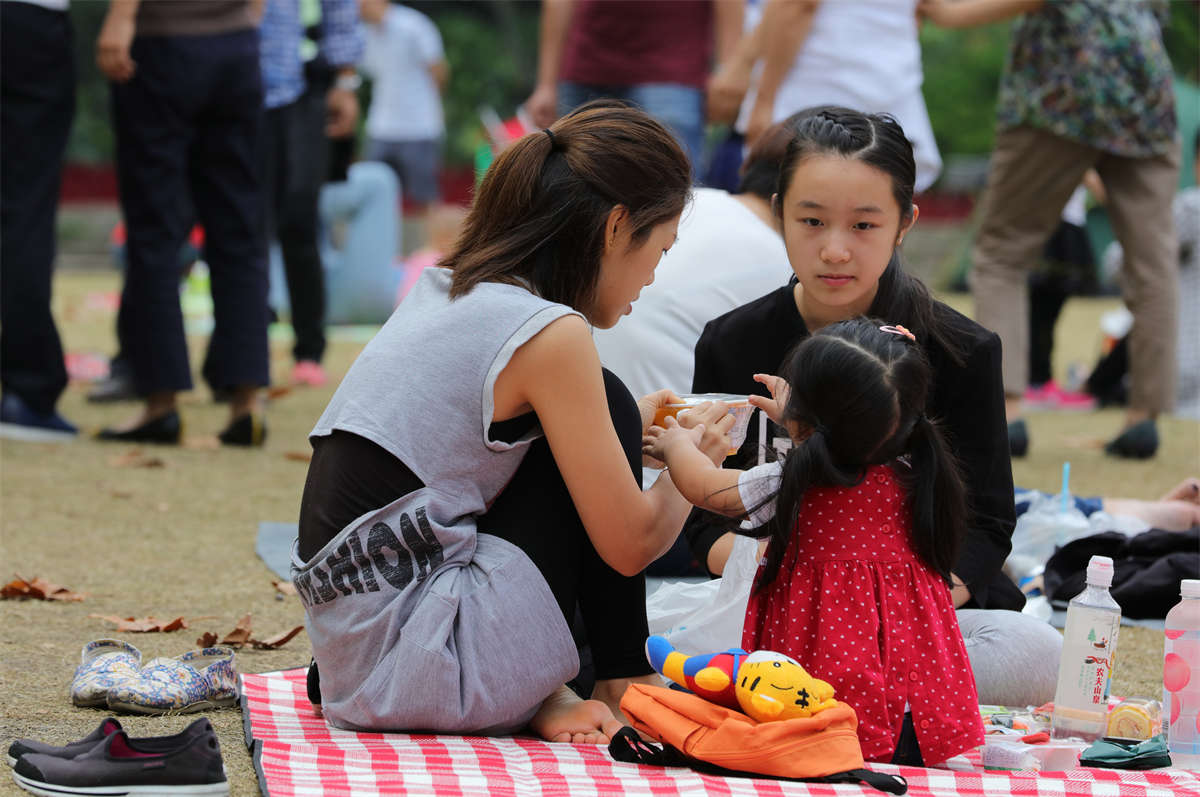 图片[2]-踏青公园街拍系列No.1714 初长成的少女嫩足和两双超性感的少妇纤足同框出镜 第2套-日更街拍