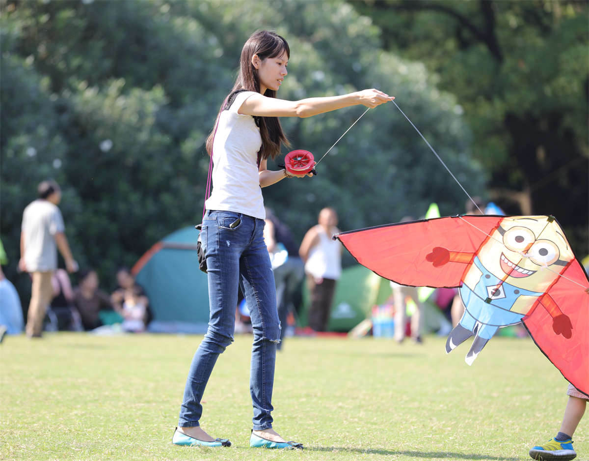 图片[2]-踏青公园街拍系列No.1203 清瘦型少妇的美足自然是纤细无比-日更街拍