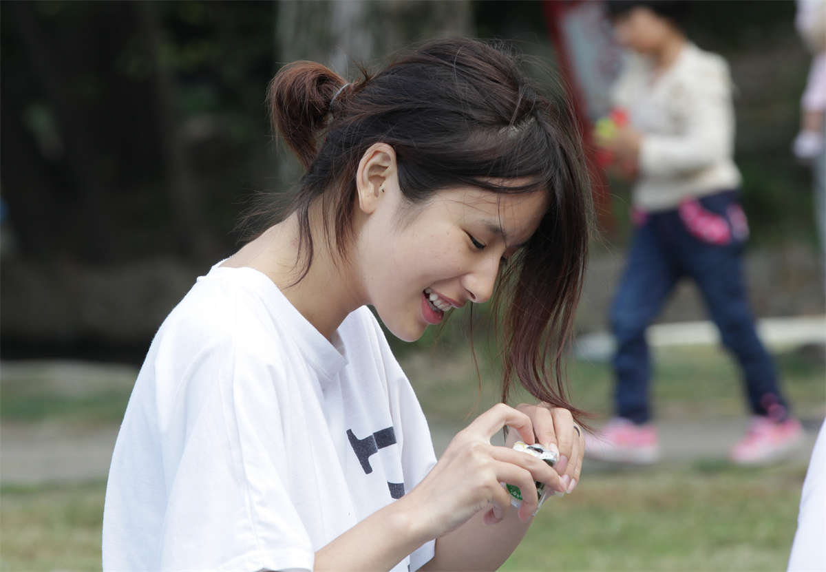 图片[2]-踏青公园街拍系列No.939 美女出现，脚底脚面都让你看清-日更街拍