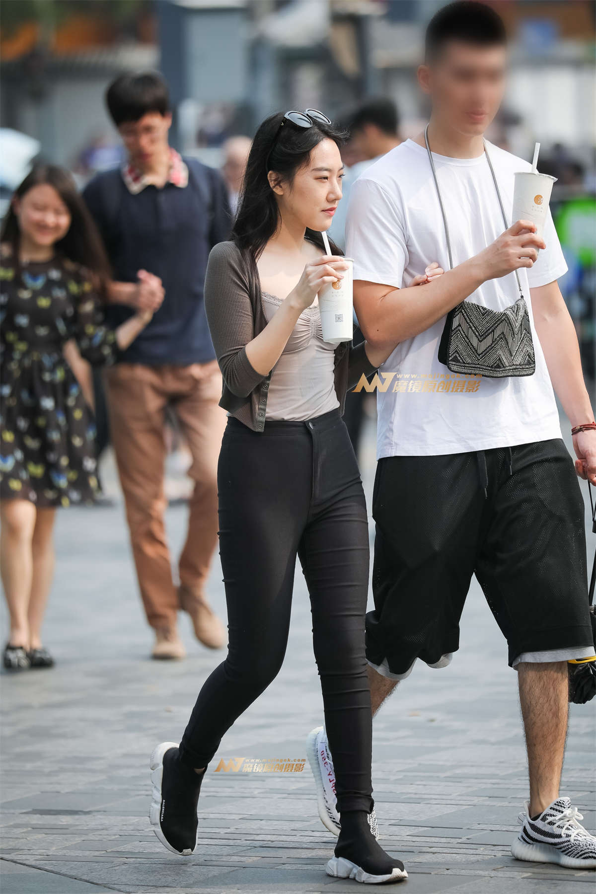 高腰紧牛女友-日更街拍