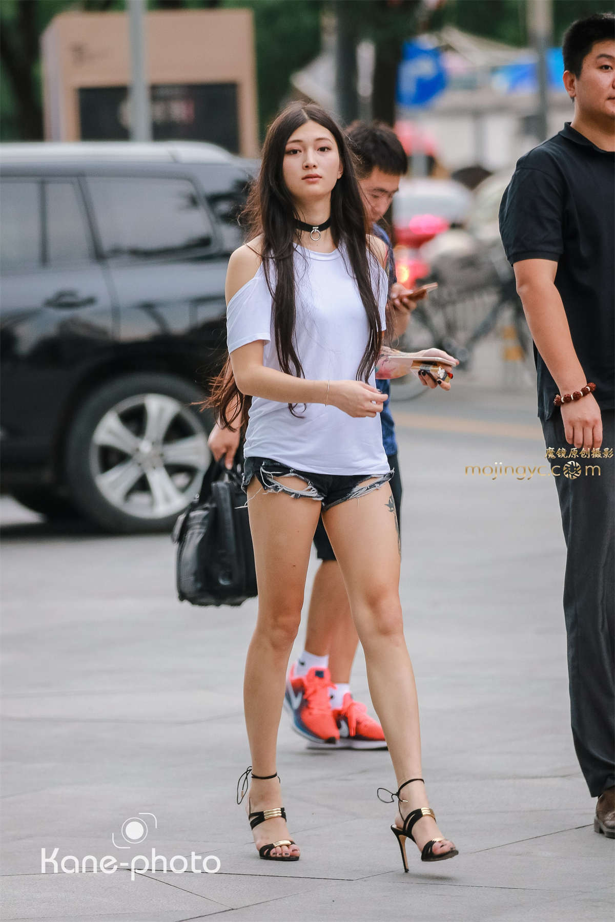 香肩美腿大美人儿-日更街拍