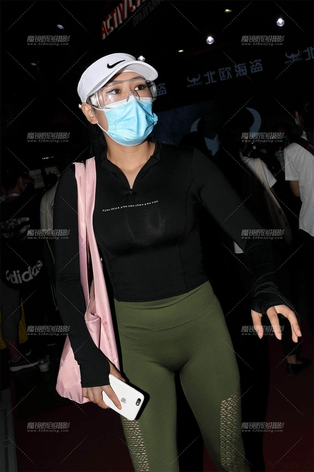 【欧阳赛贴】采购中的紧身美女-日更街拍