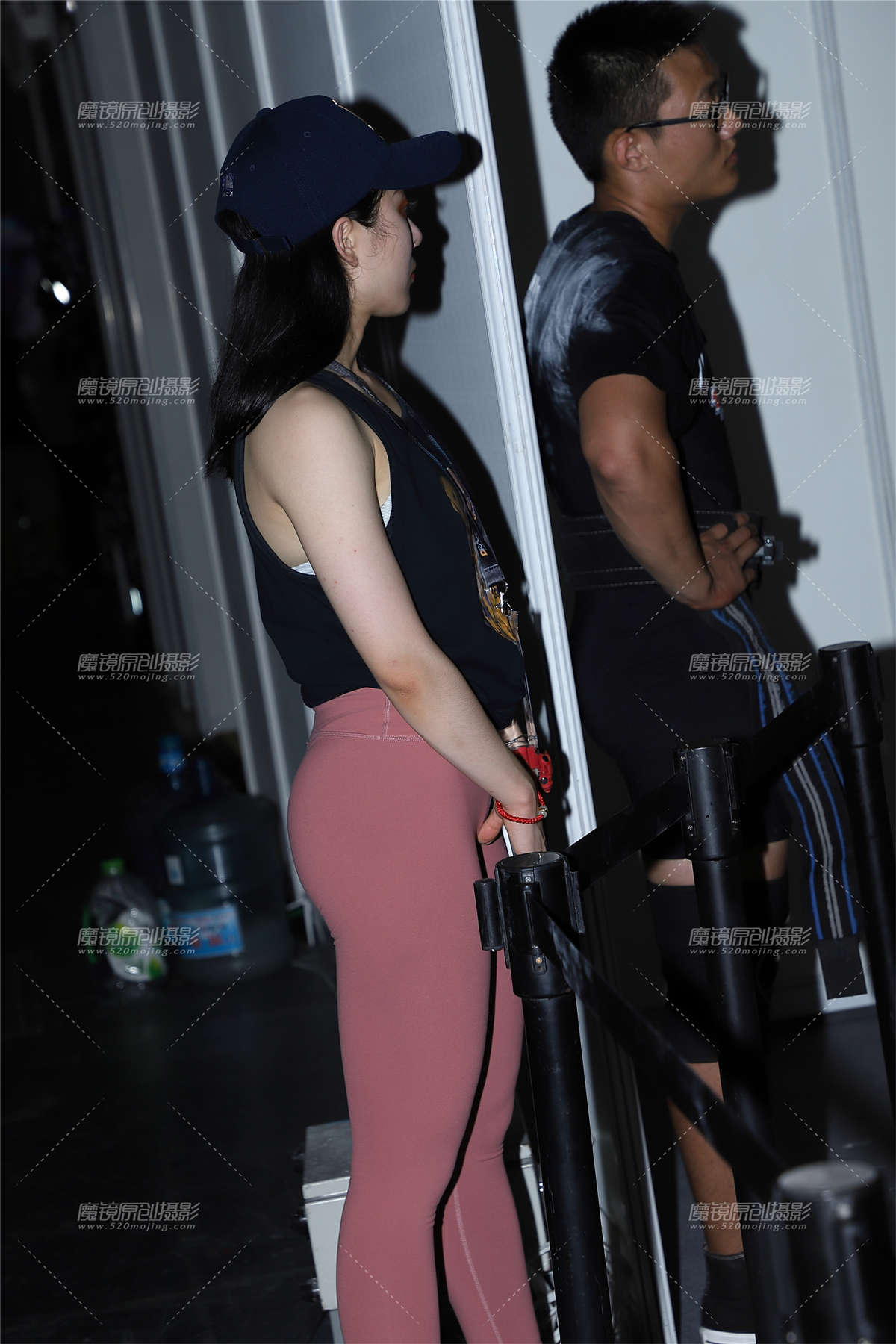 黑色小背心红色紧身运动裤美女-日更街拍