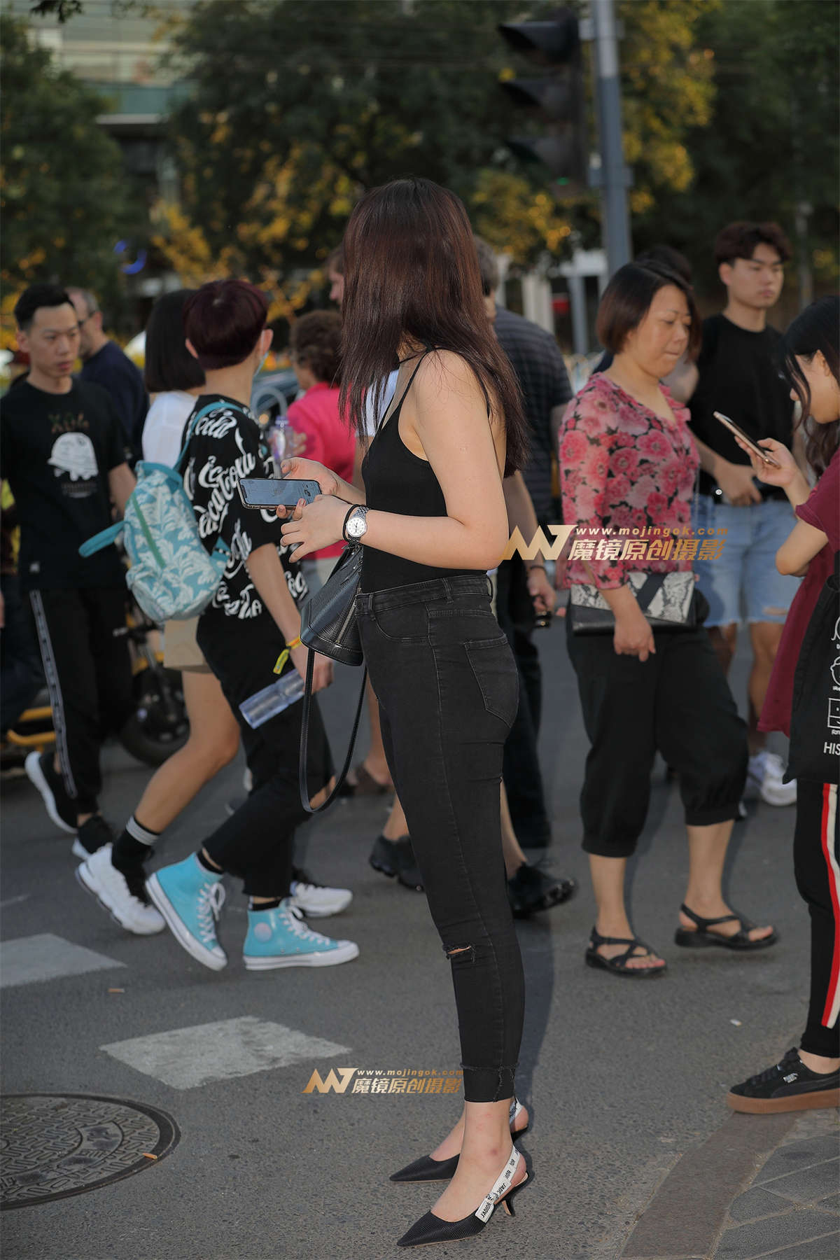 图片[2]-【视觉冲击赛贴】黄昏后-露背紧牛少妇-日更街拍