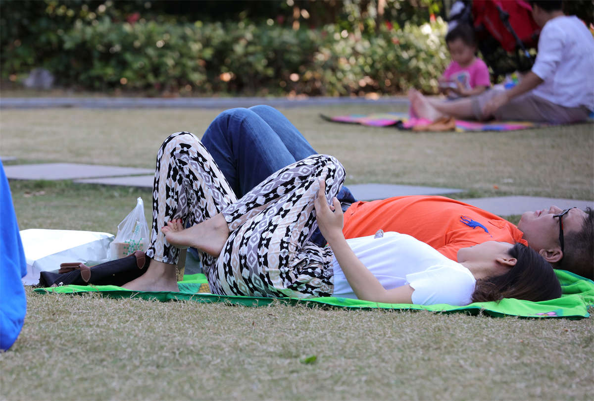 图片[2]-踏青公园街拍系列No.783 清纯款白衣MM的一双嫩足摆出任何姿势都觉得好看 第1套-日更街拍