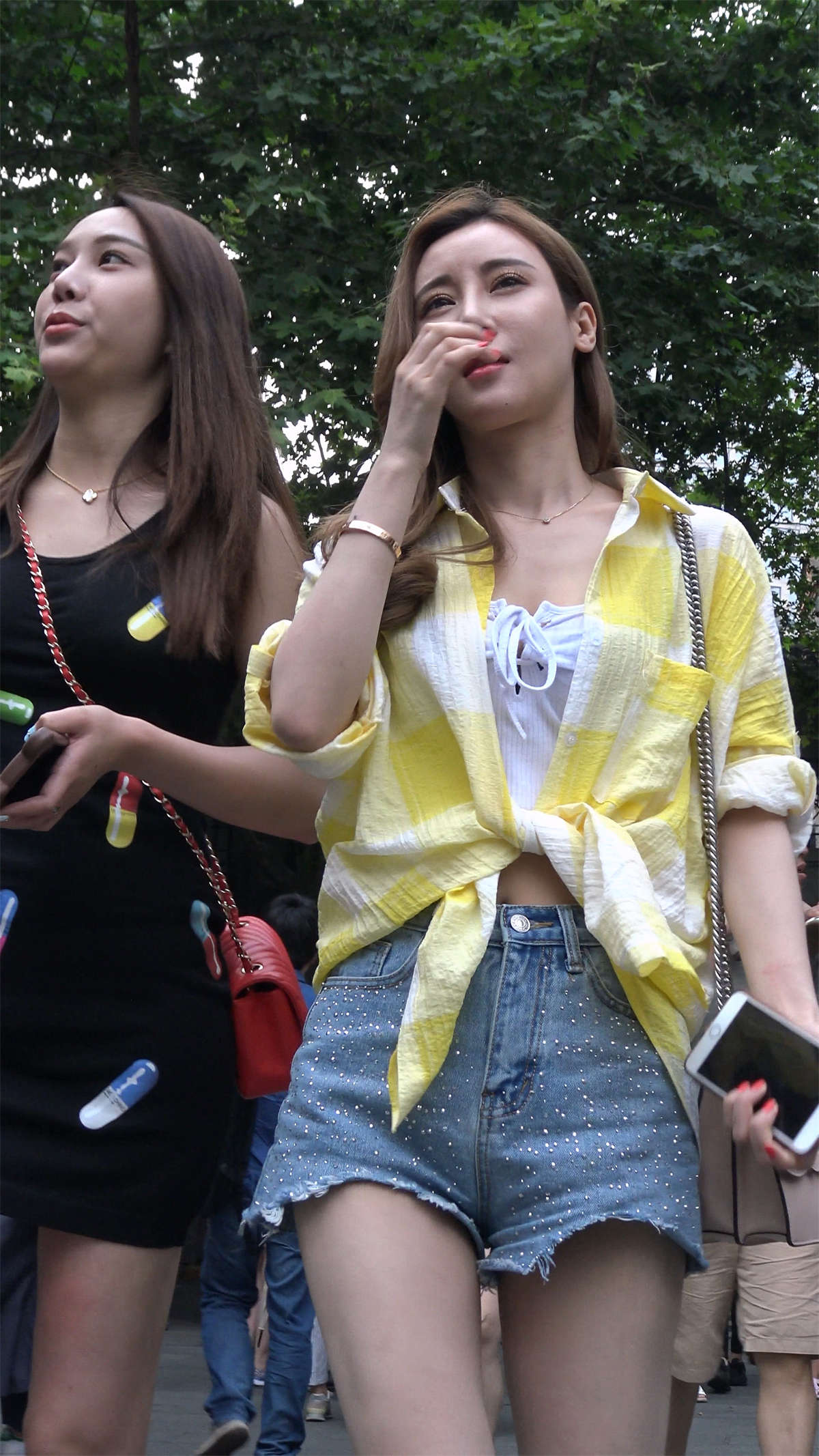 超高颜值高腰热裤时尚美女姐妹花-日更街拍