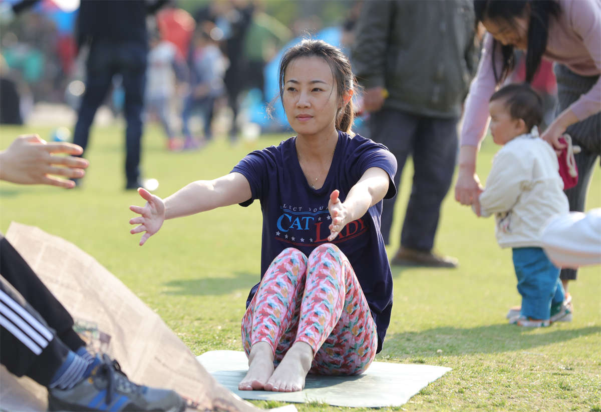 图片[2]-踏青公园街拍系列No.1715 叉腿跪地，全是高难度动作，解锁无数新姿势 第1套-日更街拍