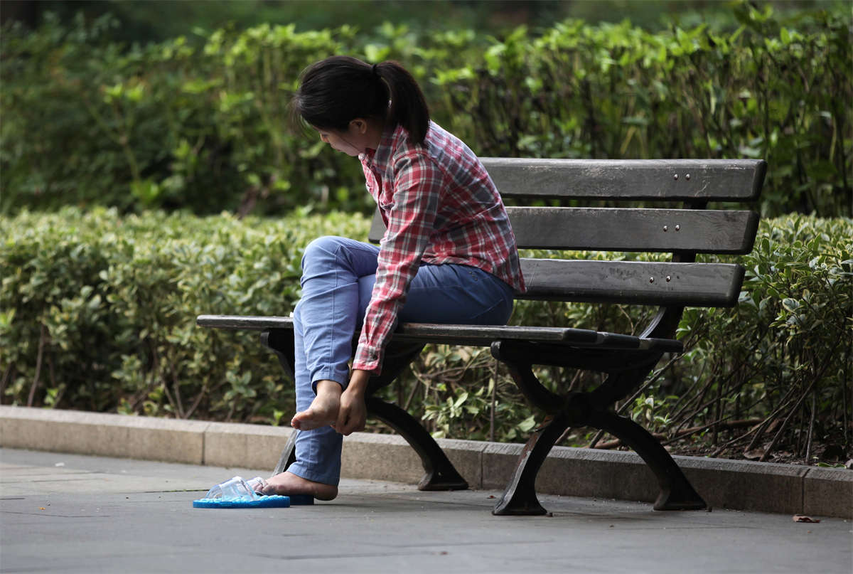 图片[2]-踏青公园街拍系列No.1204 清秀女孩一边抠脚一边看书的姿势也真是让人醉了-日更街拍