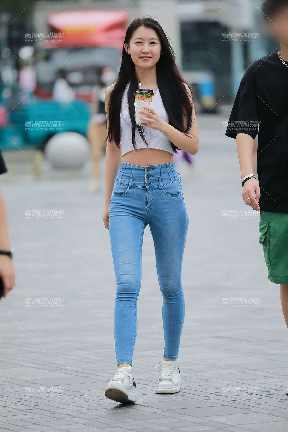 【玻璃街拍】紧身蓝牛女友-日更街拍