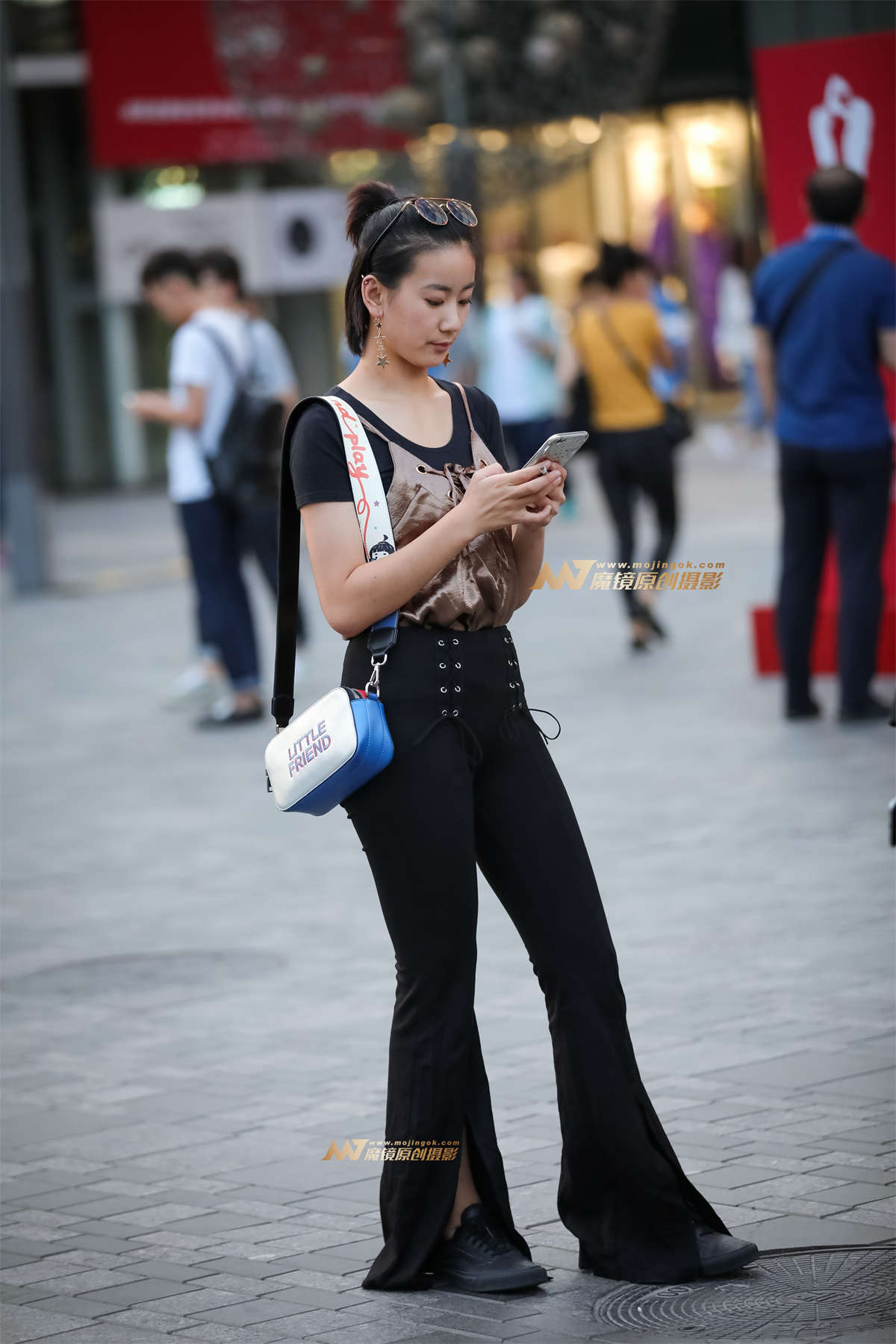 高腰裤 藏不住的小翘臀-日更街拍