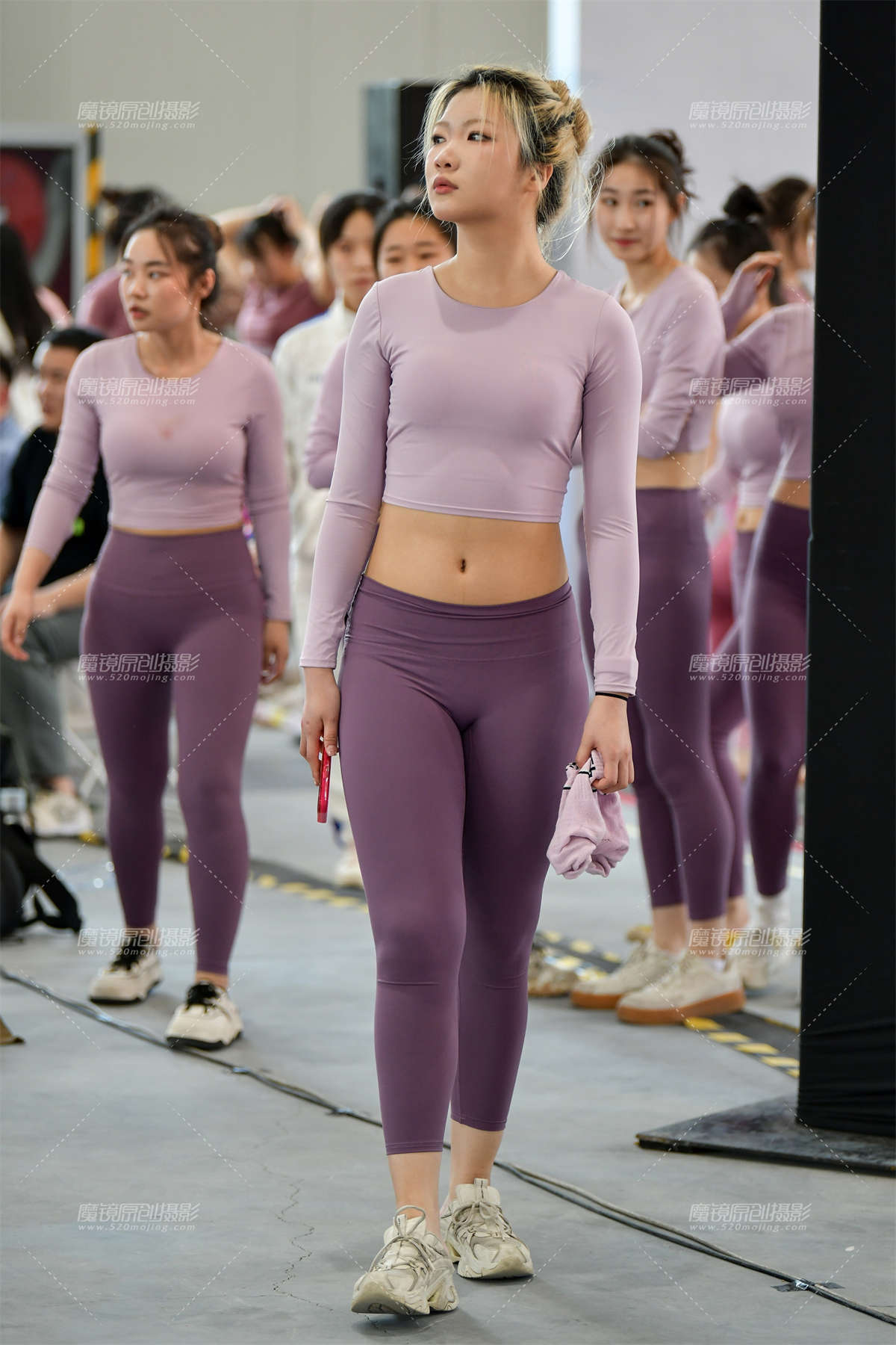 ★场下瑜伽紧身裤美女-日更街拍