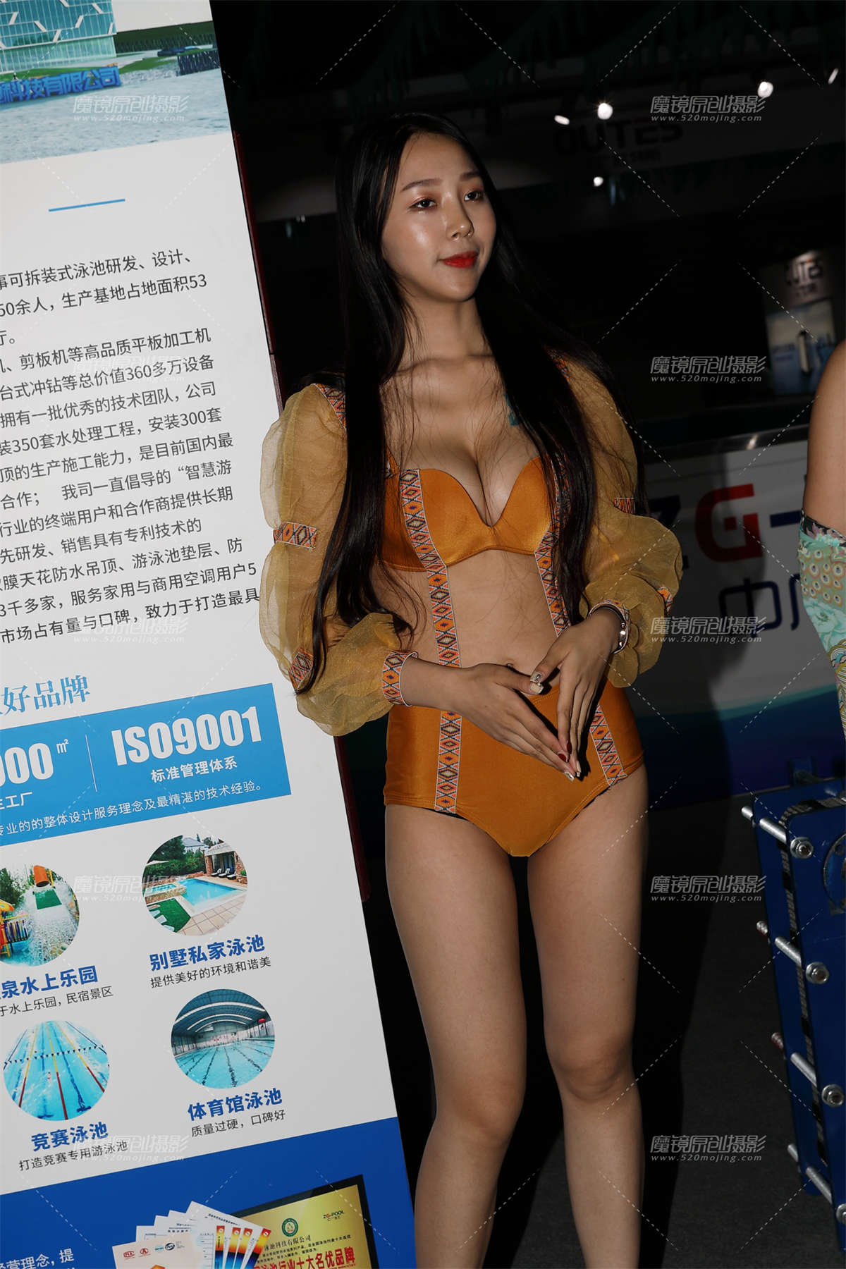 【欧阳赛贴】调皮的泳装美女-日更街拍