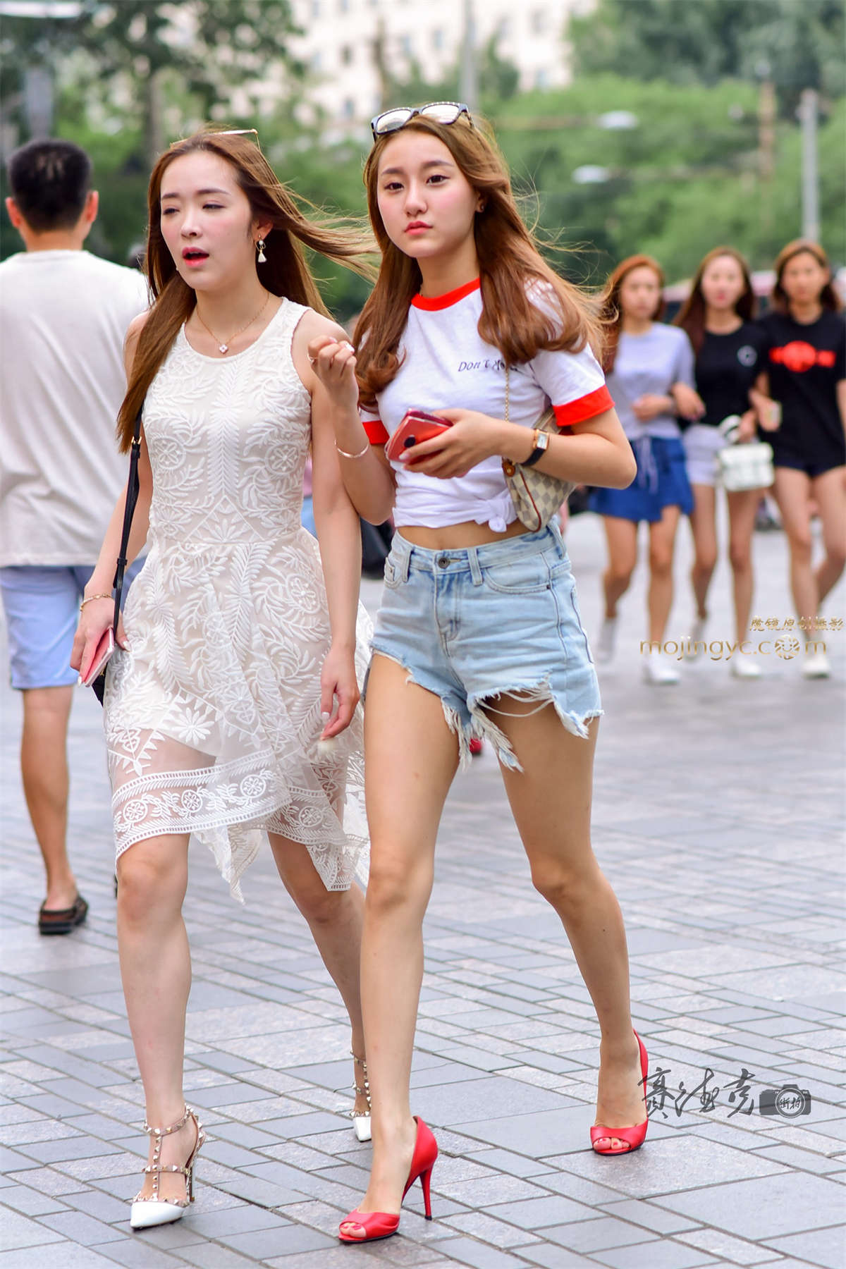 中腰热裤红高跟妹纸-日更街拍