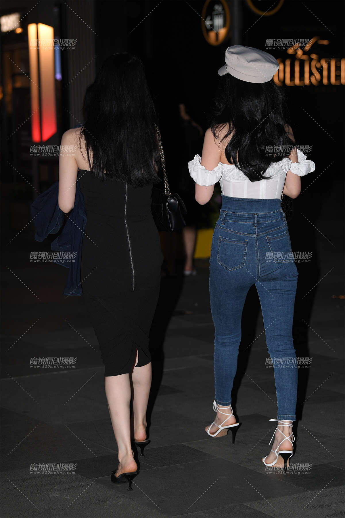 图片[2]-抹胸紧牛闺蜜~-日更街拍