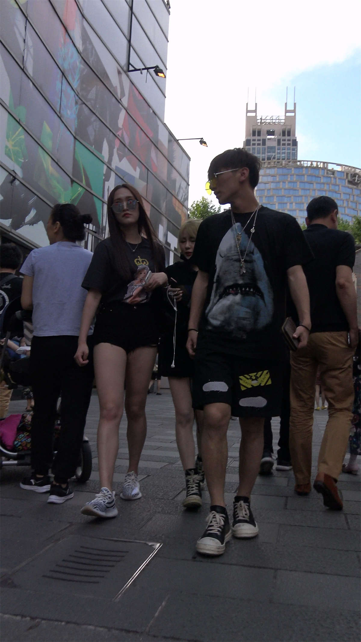 黑衣超短裤美臀墨镜美女短裤还能再短点吗-日更街拍