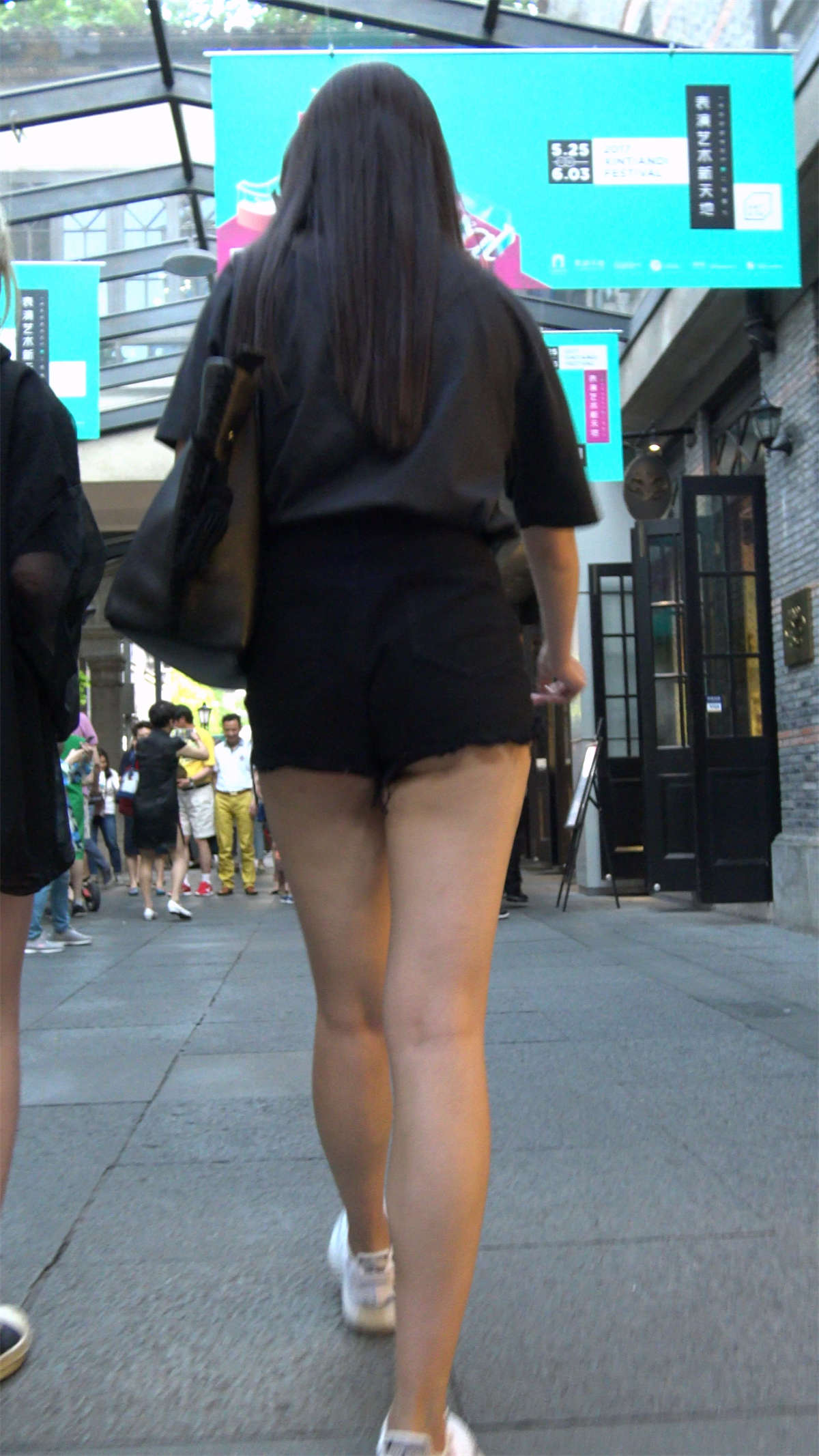 图片[2]-黑衣超短裤美臀墨镜美女短裤还能再短点吗-日更街拍