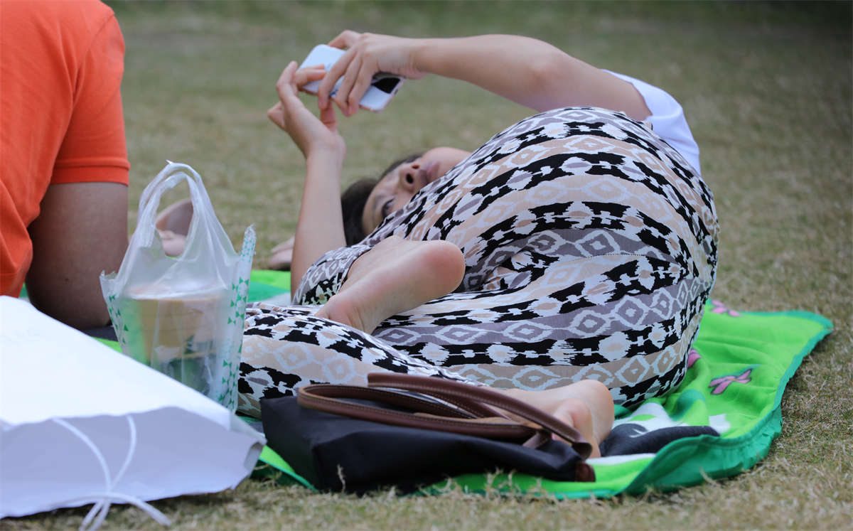 图片[2]-踏青公园街拍系列No.784 清纯款白衣MM的一双嫩足摆出任何姿势都觉得好看 第2套-日更街拍