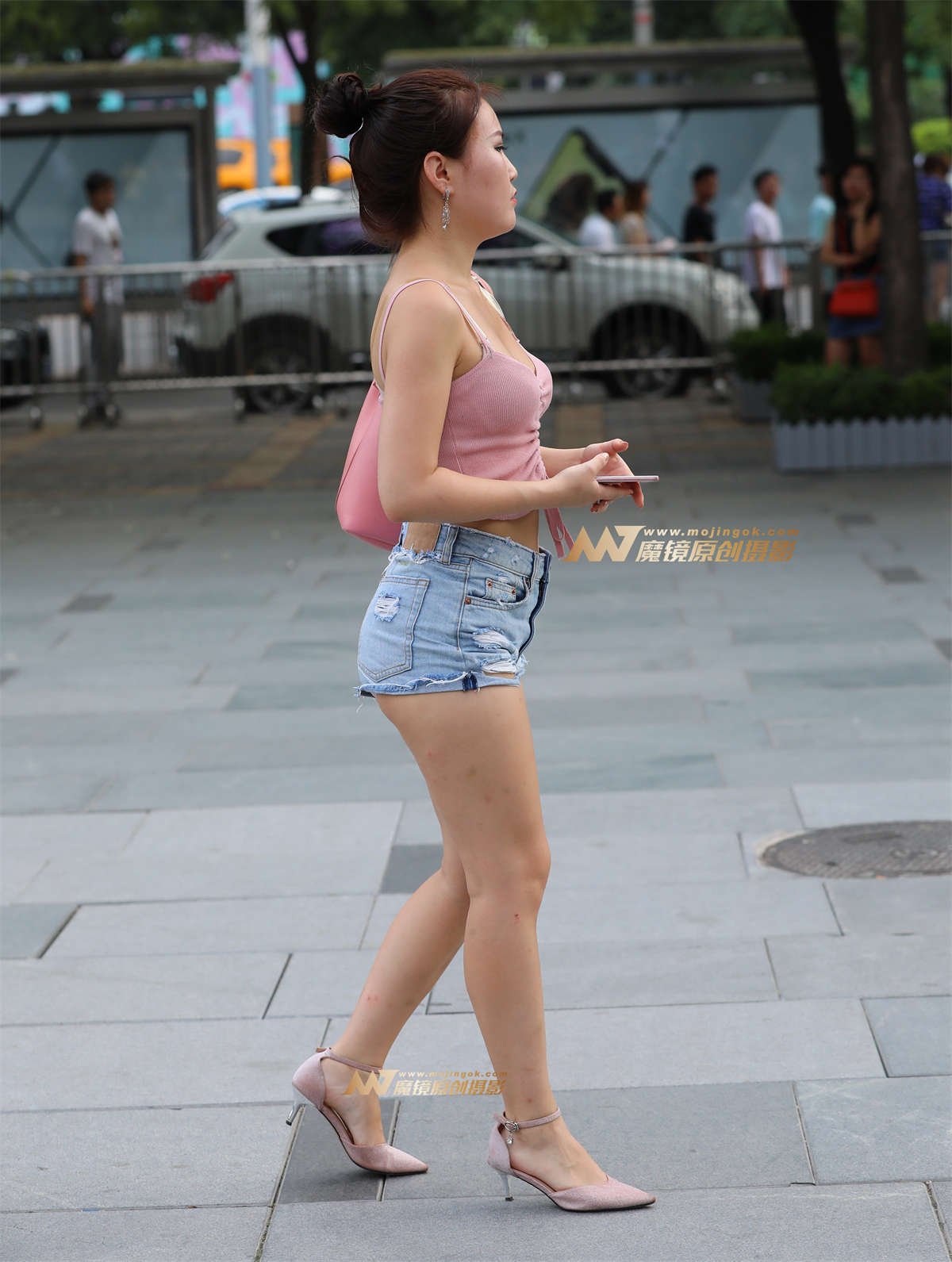 图片[2]-【视觉冲击赛帖】小背心，热裤翘臀，小姐姐-日更街拍