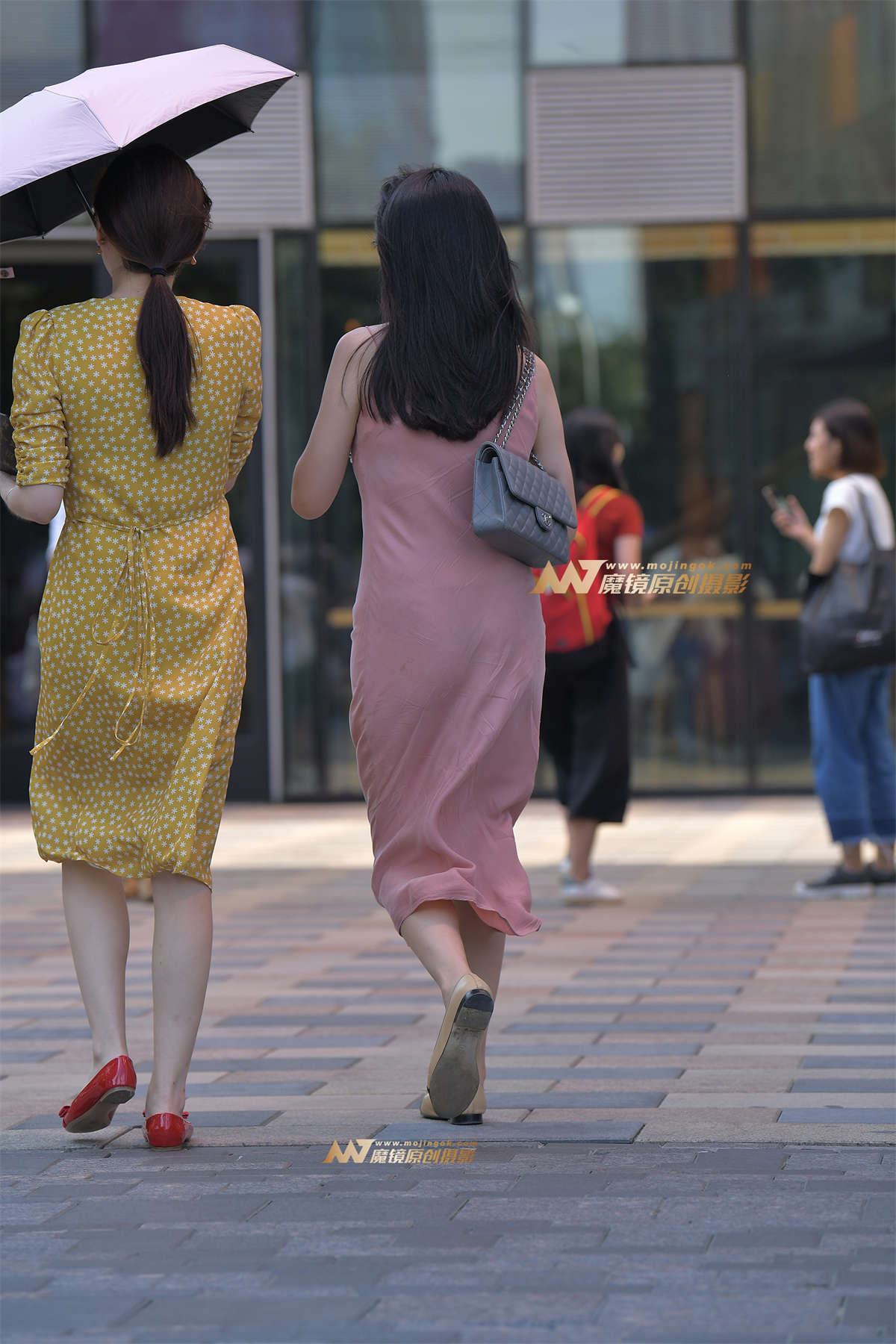 图片[2]-【红石赛帖】逛街的性感少妇-日更街拍