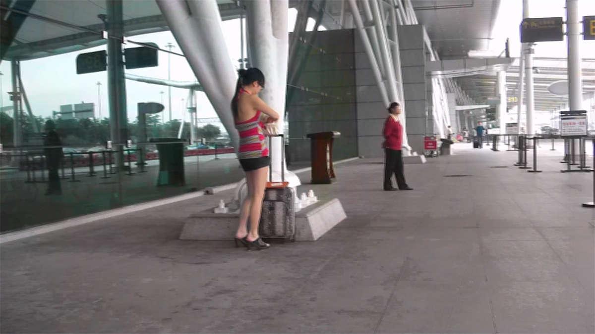 图片[2]-机场偶遇黑色短裤圆润翘臀时尚美眉-日更街拍