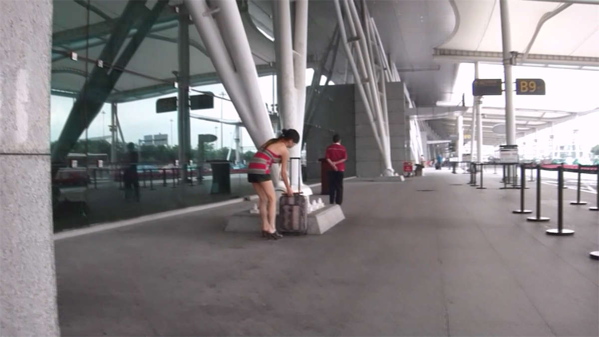 机场偶遇黑色短裤圆润翘臀时尚美眉-日更街拍