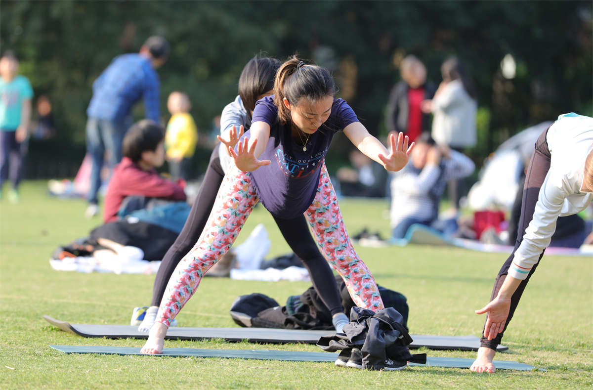 图片[2]-踏青公园街拍系列No.1716 叉腿跪地，全是高难度动作，解锁无数新姿势 第2套-日更街拍