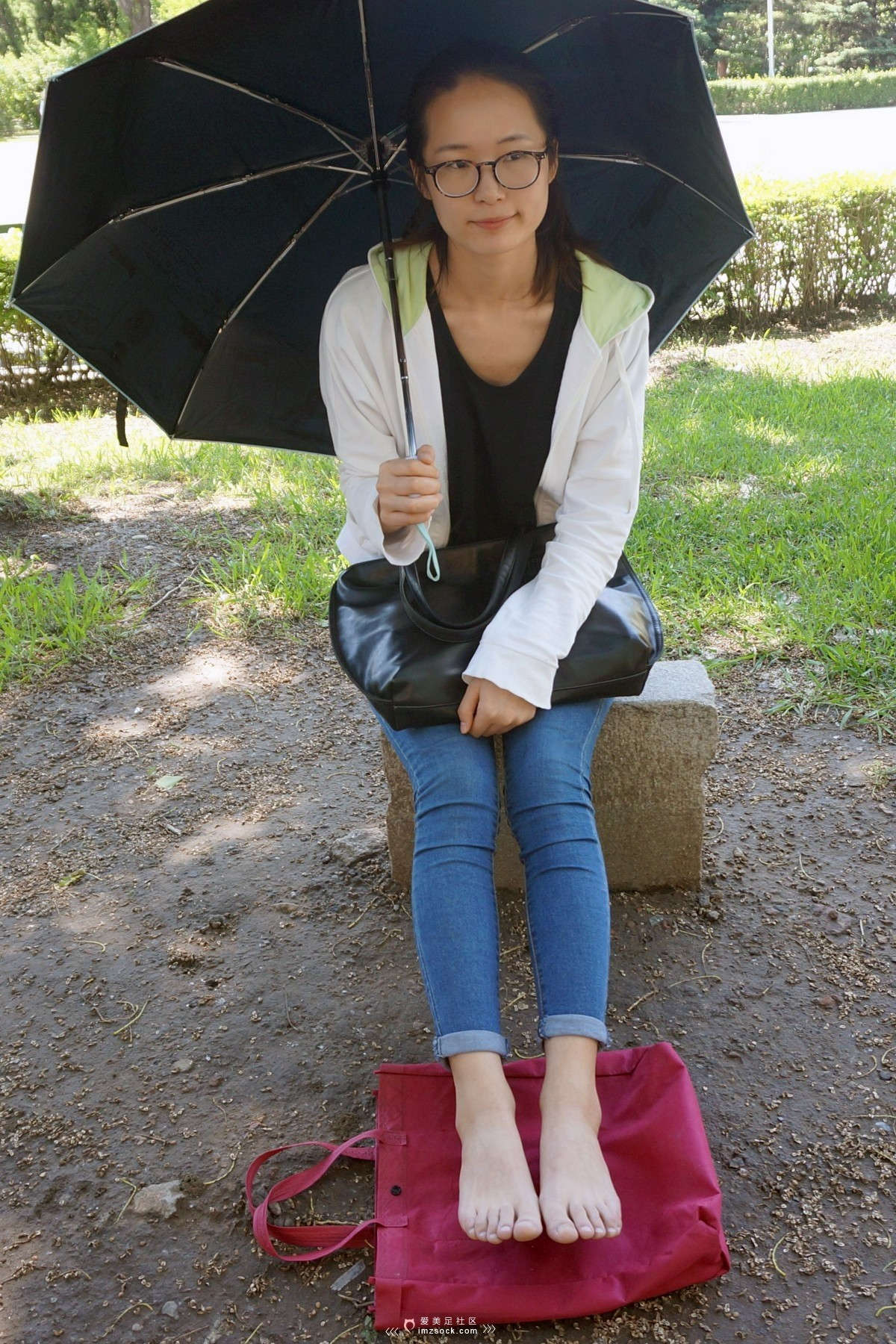 图片[2]-MZSOCK-2018 No.131 眼镜小妹 细带高跟鞋 裸足户外-日更街拍