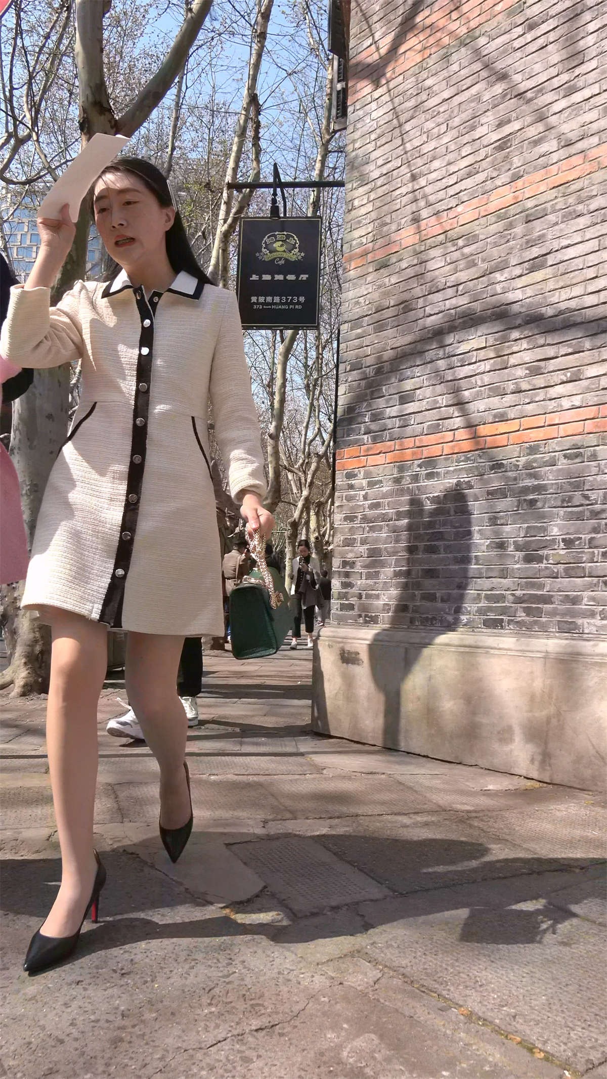 高跟丝袜米色群气质女神-日更街拍