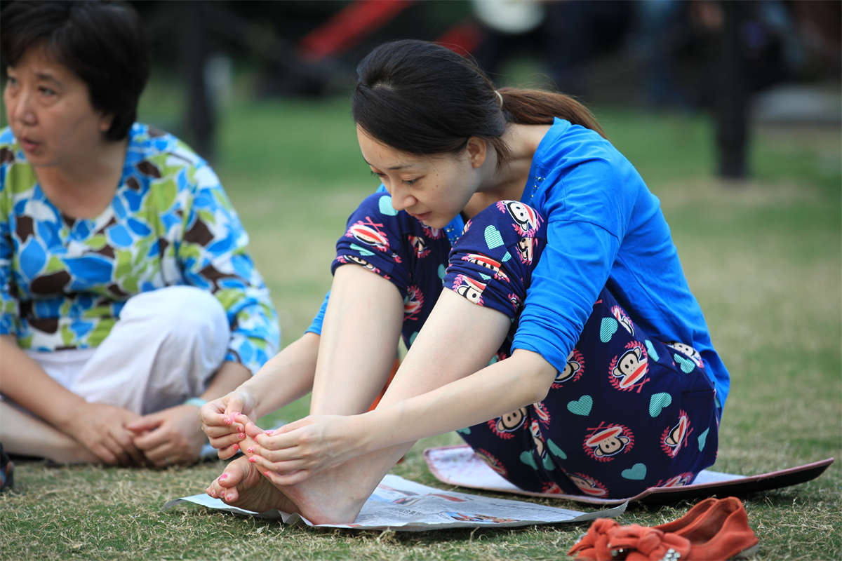 踏青公园街拍系列No.1205 清秀婉约的美女草坪轻抚玉足-日更街拍