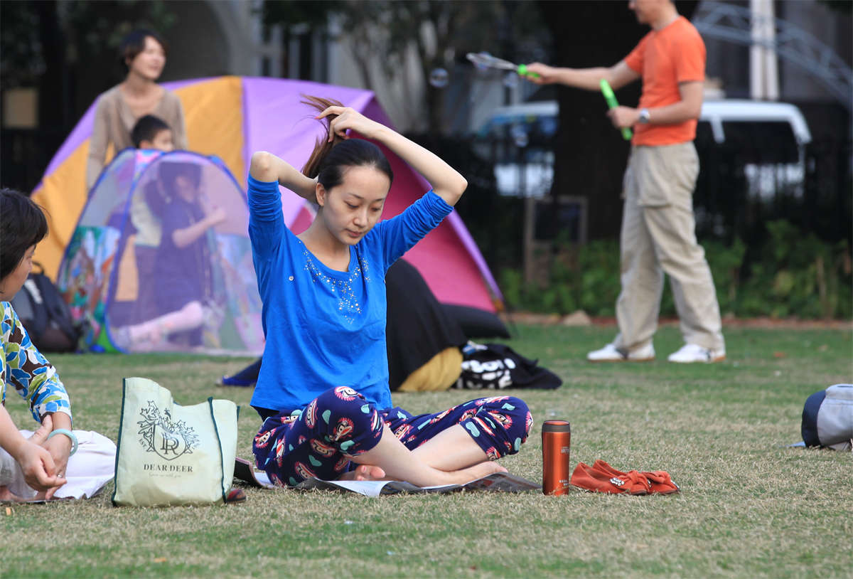 图片[2]-踏青公园街拍系列No.1205 清秀婉约的美女草坪轻抚玉足-日更街拍