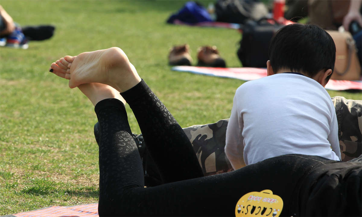 图片[2]-踏青公园街拍系列No.941 清秀少妇在草坪上被儿子抓住白嫩双脚尽情嬉戏-日更街拍