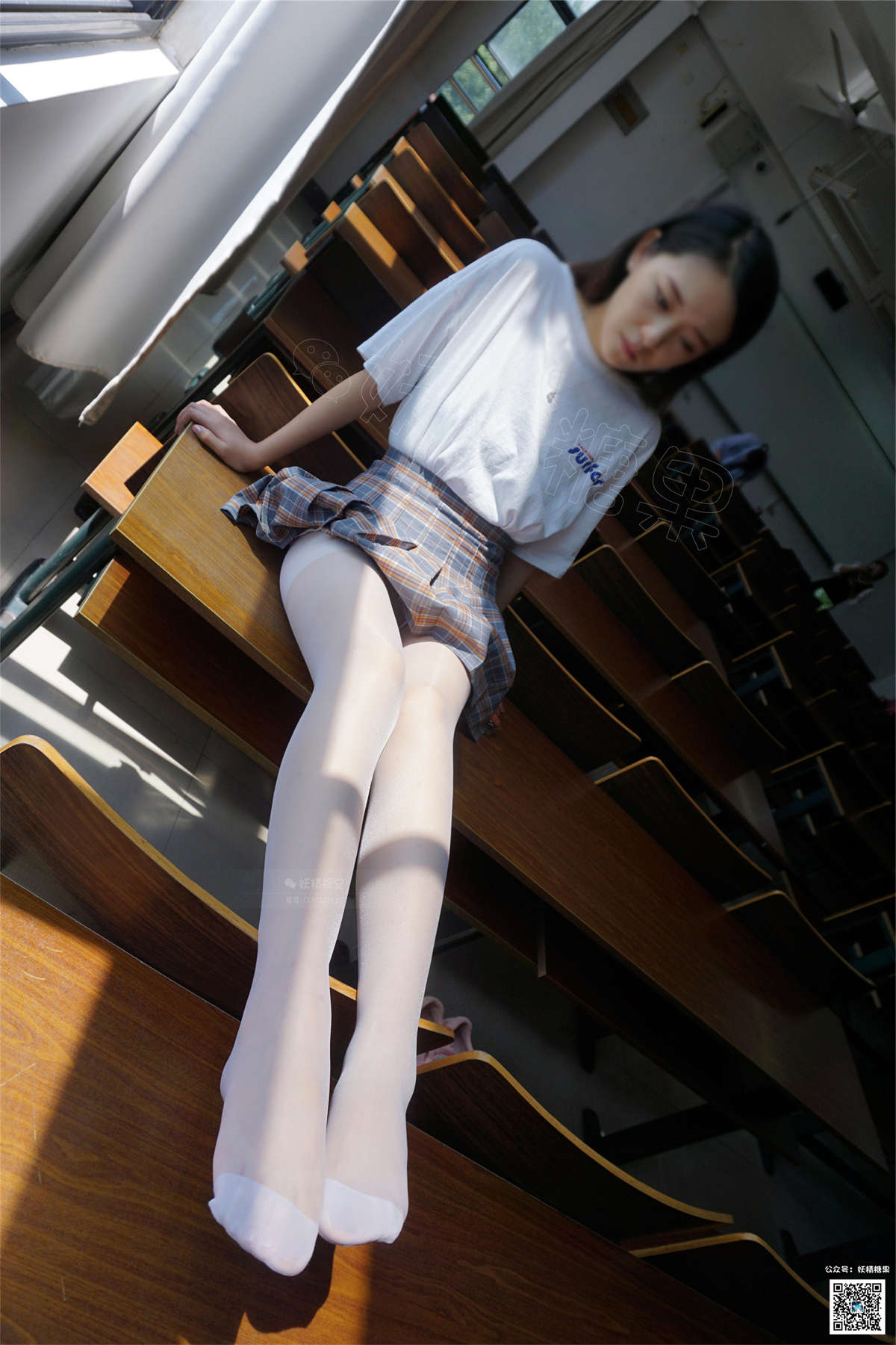 图片[2]-妖精视觉 NO.130 苏苏 学生装，白丝袜-日更街拍